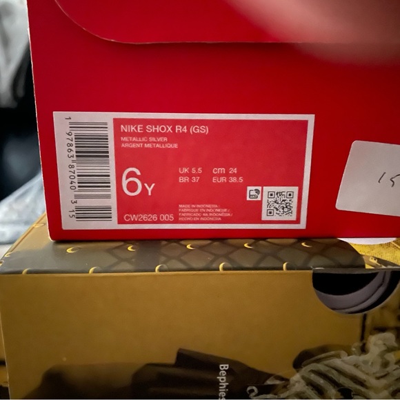 Nike Shox R4
White Phantom Picante Red (GS)
6y-7.5w - Picture 7 of 7